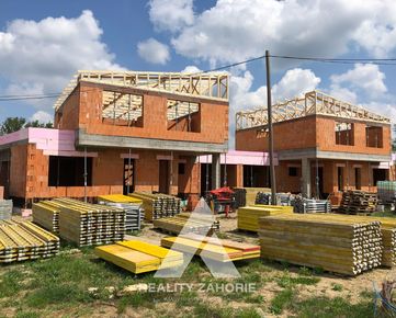Veľký priestranný rodinný dom v garážou v obci Gajary na novovybudovanej ulici