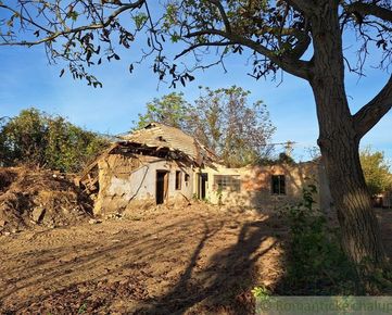 Pôvodný  dom na zbúranie na priestrannom rožnom pozemku v malebnej dedinke Šarkan