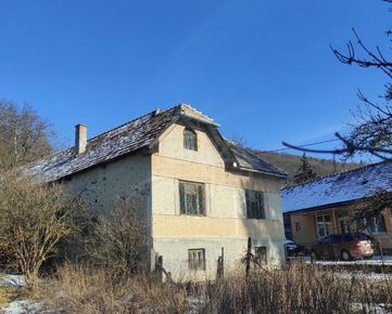 NOVÁ NIŽŠIA CENA ! Priestranný rodinný dom v pôvodnom stave v malej dedinke Brusník