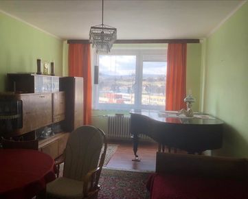 Ponúkam na predaj veľký, priestranný 3-izbový byt vo výbornej lokalite Sídliska III, ulica Mukačevská v Prešove.