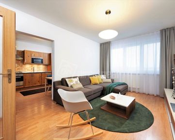 DIRECTREAL|Útulný, komplet zariadený 2-izbový byt so zaskleným balkónom a celkovou výmeru 61,42 m2