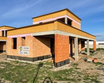 Reality&Bývanie: Moderný nízkoenergetický rodinný dom na priestrannom pozemku v Miloslavove