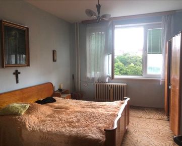 Ponúkame na predaj veľký 2-izbový byt v širšom centre s loggiou na ulici Tatranskej v Košiciach, Košice - Staré Mesto, k.ú. Huštáky.