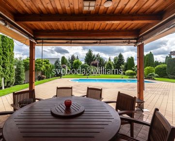SVOBODA & WILLIAMS I Elegantný rodinný dom s veľkorysou záhradou s vyhrievaným bazénom a trojgarážou, Malacky