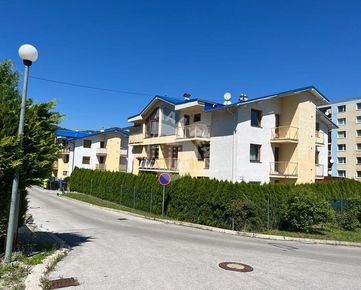 Exkluzívne na Predaj veľký 4 izbový byt , Dve Kúpeľne s WC,  tri balkóny a Garáž,  ul. Kvetinová ,Banská Bystrica