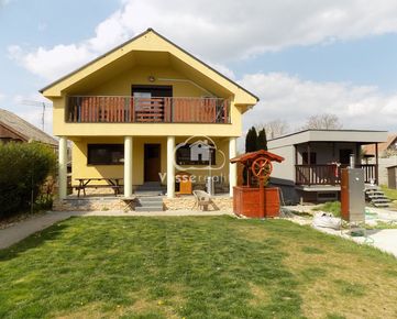 Na predaj tehlový  rekreačný domček   pri Nových Zámkoch v chatovej oblasti vhodné aj na celoročné bývanie .