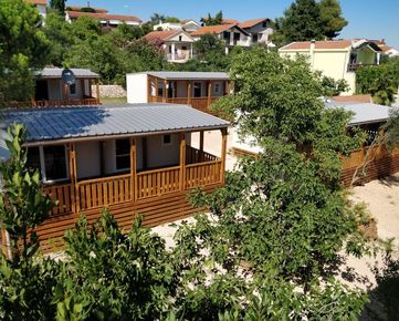 Predaj rekreačného mobilného domu (24 m2) s terasou (24 m2) priamo na pláži v Chorvátsku, mesto Pirovac
