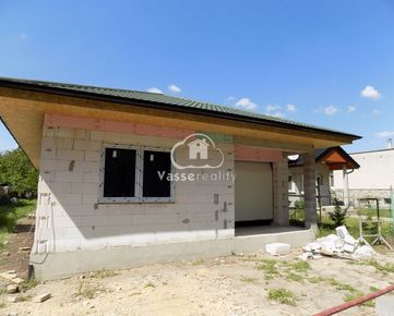 Na predaj novostavba v Šuranoch -4 izb. bungalov s garážou a s veľkou terasou, pozemok 879m2