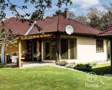 BOSEN | 4 izbový rodinný bungalov s peknou záhradou, terasou v centre mesta Fiľakovo,