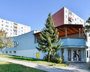 Zrekonštruovaná prenajatá polyfunkčná budova s možnosťou nadstavby niekoľkých podlaží (BYTY) – Trenčín, sídlisko JUH (27 000 ob.), ul. Gen. Svobodu - celková zastavaná plocha 810 m2, pozemok 342 m2