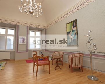 Reprezentačný 5-izbový  byt v barokovom paláci v centre Bratislavy, 180 m2, 2.posch.