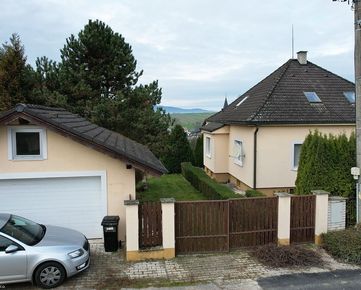 Zrekonštruovaný. 5 izbový rodinný dom s garážou na nádhernom pozemku 1.841 m2 v okrajovej časti obce Prusy - Predaj