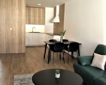 MAXIS REAL - NA PRENÁJOM Veľký zariadený 3 izbový byt v novostavbe v centre mesta na Františkánskej ulici.