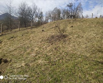 Predaj: Slnečný pozemok s oporným múrom v obci Horný Vadičov  (052-P)