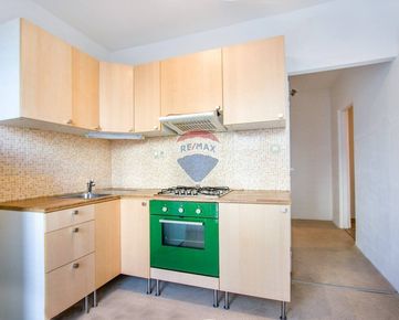 Predaj : 2 izbový byt s loggiou na Čilistovskej ulici v Šamoríne, výťah