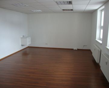 - Buro REAL - Kancelária 31 m2 + Parkovacie státie v centre mesta TRNAVA .