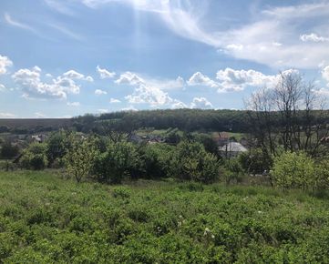 Na predaj krásny pozemok s výhľadom do údolia v obci Čechy len pár km od Podhájskej.
