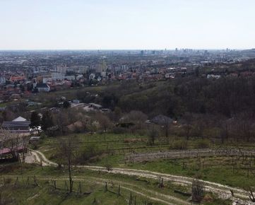 Krásny pozemok / vinica s panoramatickým výhľadom - domová zástavba v bezprostrednej blízkosti