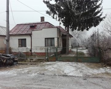 Starší rodinný dom na veľkom pozemku, 4278 m2, Petrovce nad Laborcom