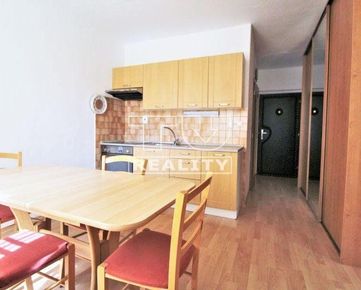 TUreality ponúka na predaj šikovný 2-izbový byt o rozlohe 46,4m2 v centre mesta Žiar nad Hronom