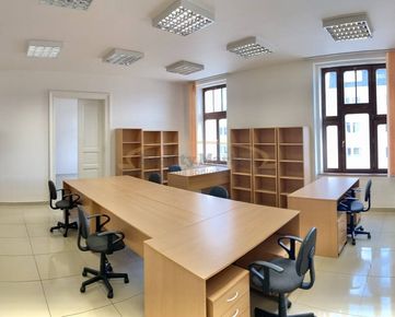 Ponúkame na PREDAJ lukratívne  Kancelárske priestory  63 m2 (na 3.p.)  v  centre Banskej Bystrice, v historickom objekte Porges Palota