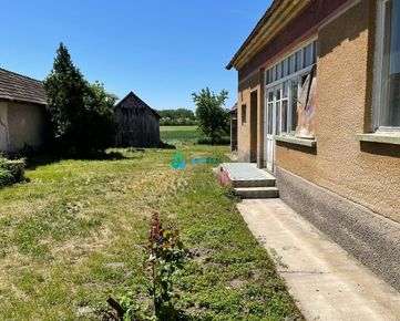 Na predaj starší rodinný dom v Topoľníkoch – ponúka dobrú investičnú príležitosť