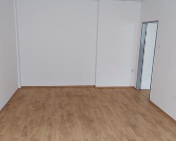 Klimatizovaná 2-kancelária 42,6 m2 pri POLUSE na Pluhovej ul.  s možnosťou lacného parkovania