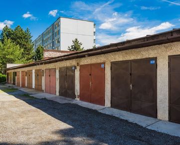 REZERVOVANÁ - Predaj garáže v radovej zástavbe (22 m2) v lokalite Radvaň, časť Podháj