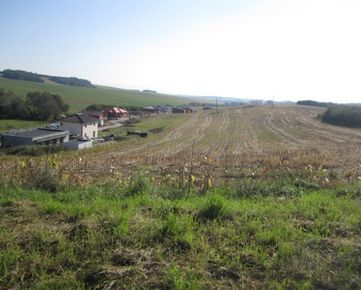 Rozsiahly pozemok pre Rodinné domy vo výmere 4210m2 v Trenčianskych Miticiach len 12 km od Trenčína, pod krásnymi Bielymi Karpatami.