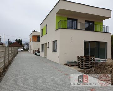 REALITY BROKER ponúka na predaj NOVOSTAVBY 5 izb. rodinných domov s dvomi terasami na brehu krásneho  jazera vo Veľkom Biely len 12 km od Bratislavy