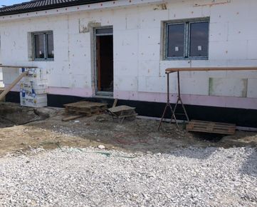 Predaj novostavieb 4 izb. rodinných domov na veľkom pozemku v obci Opoj - výrazná zľava na prvý dom - 15 000,-€