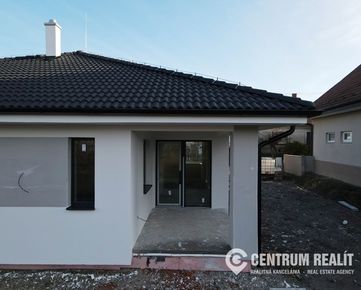 Príjemný veľký nový bungalov zast.pl. 184 m2, so vstavanou garážou, krytou terasou a moderným krbom