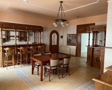 Ponúkame Vám na prenájom nebytový priestor (bývala recepcia s kaviarňou) na ul Gen.M.R.Štefánika v Trenčíne