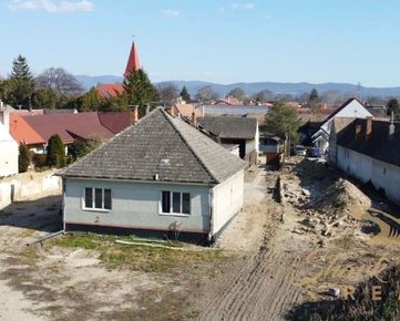 Na predaj priestranný 6-izbový rodinný dom v obci Bašovce