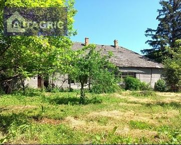 3917a - Na predaj starší rodinný dom vhodný na kompletnú prestavbu alt. stavebný pozemok v obci Martovce