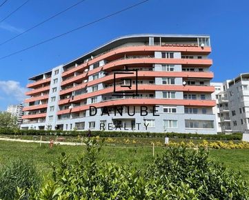 Ponúkame na prenájom priestranný 3-izbový byt  s veľkou loggiou na Kresánkovej ulici v Bratislave