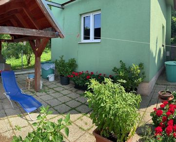 Ponúkame na predaj záhradu s chatou s krásnym výhľadom v Dúbravke.