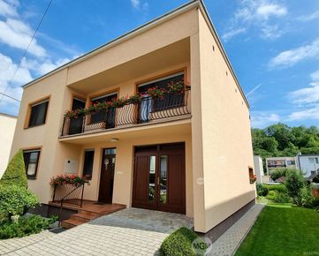 REZERVÁCIA - Priestranný 5-izbový rodinný dom s garážou, altánkom, saunou, predaj, Stráňavy pri Žiline, Cena: 294.000 €