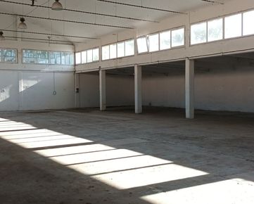 Výrobná alebo skladová hala so zázemím o výmere 990 m2 v Trnave