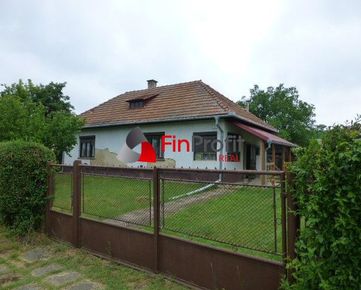 Na predaj rodinný dom v peknom prostredí s 1 ha pozemkom v obci Dedinka.