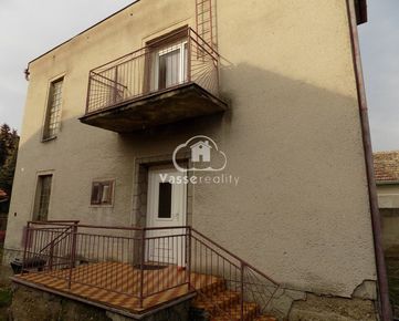 Len u nás !Na predaj poschodový dom v Tvrdošovciach s krásnym pozemkom 1900m2 s vizualizáciou .