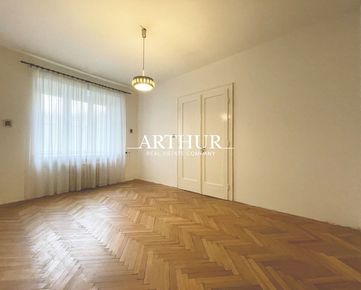 ARTHUR - Veľký staromestský byt v absolútnom centre Bratislavy (SK + EN + UKR)