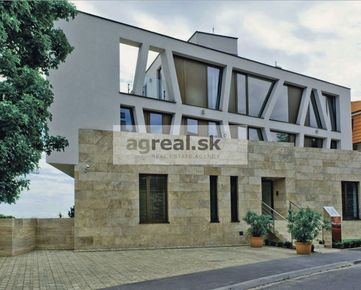 Exkluzívna vila úž.plocha 474 m2 - reprezentatívne sídlo firmy, 9 parkingov, Červeňova ul.