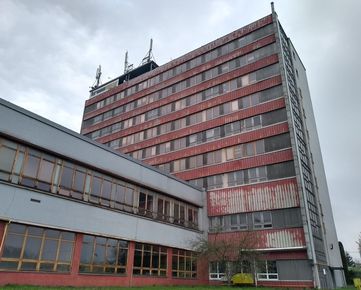 Budova školy s internátom (Stredná priemyselná škola drevárska) s pozemkami v k.ú. Ľubotice