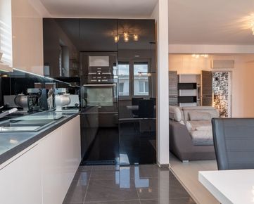 Exkluzívne PNORF – luxusný 4i byt, 129 m2, 2x kúpeľňa, 2x balkón, loggia, krb, klimatizácia, ul. Závalie