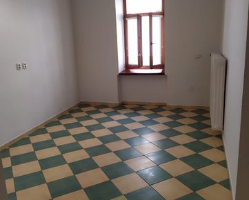 Na prenájom: 2 izbový byt s kuchynským kútom, 77 m2, Mierové námestie, Trenčín / centrum