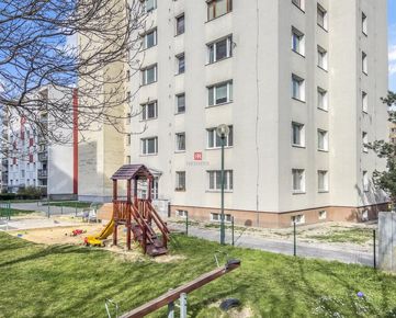 HERRYS - Na predaj 3 izbový byt v zachovalom pôvodnom stave na Saratovskej ulici v Dúbravke
