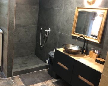 Čerstvo rekonštruovaná kúpeľňa!!!Na predaj úžasný 2 izbový byt v rustikálnom štýle s možnosťou alternatívneho riešenia vykurovania,  s letnou kuchyňou a altánkom v obci Dolný Štál