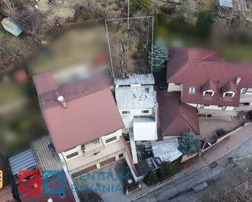 Ponúkame Vám na predaj pozemok so starším rodinným domom v Trenčíne