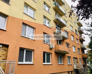 Vkusne zrekonštruovaný 3 -izbový byt s loggiou na Radničnom nám. vo vyhľadávanej lokalite - Dunajská Streda.